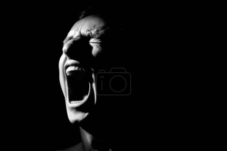 Foto de Foto en blanco y negro sobre fondo negro, cara distorsionada gritando - Imagen libre de derechos