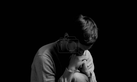 Téléchargez les photos : Noir et blanc photo dramatique dans une pose déprimée - en image libre de droit