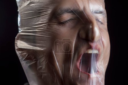 Foto de Retrato de cerca de una bolsa de plástico en la asfixia facial - Imagen libre de derechos