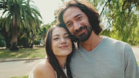 Téléchargez les photos : Gros plan, couple souriant profitant du temps commun dans le parc - en image libre de droit