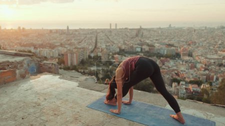 Foto de Chica practica handstand yoga asana en mirador punto al amanecer - Imagen libre de derechos