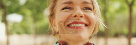 Foto de Primer plano de una atractiva mujer feliz con el pelo corto y rubio con ropa casual, panorama - Imagen libre de derechos