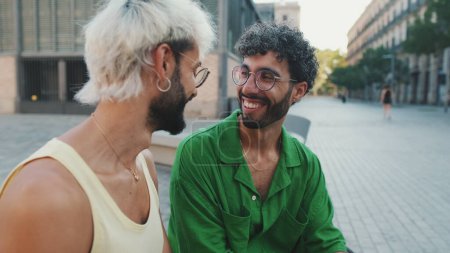 Aimer couple homosexuel profiter de communiquer les uns avec les autres tout en étant assis sur la rue