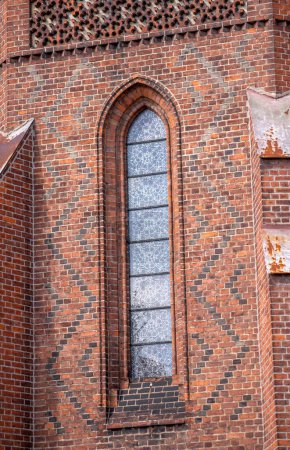 Foto de Pared con una ventana en el antiguo edificio de la iglesia de ladrillo rojo - Imagen libre de derechos