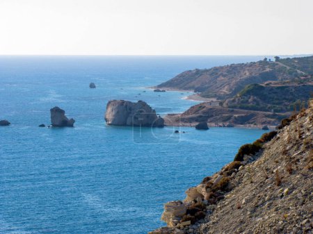 Foto de Vista desde la montaña de partes de rocas y grandes piedras que una vez cayeron en el mar - Imagen libre de derechos