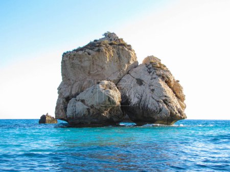 Foto de Un enorme trozo de piedra o roca ha caído al agua y parece una isla en medio del mar - Imagen libre de derechos