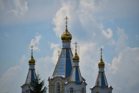 Foto de Domos ortodoxos con cruces doradas en el techo de la iglesia - Imagen libre de derechos