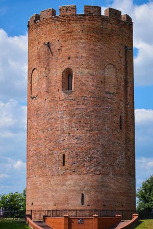 Foto de Antigua torre de vigilancia militar de ladrillo rojo con ventanas y escaleras de piedra - Imagen libre de derechos
