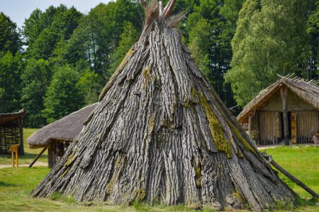 Foto de Una antigua cabaña construida con corteza de árbol en un antiguo pueblo - Imagen libre de derechos