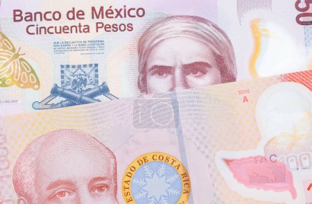 Foto de Una imagen macro de un billete de 50 pesos rosa y plástico de México emparejado con un colorido billete rojo de mil colones de Costa Rica. Disparo de cerca en macro. - Imagen libre de derechos