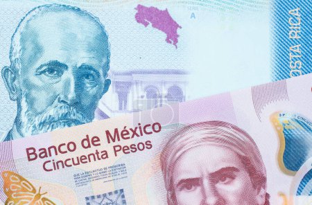 Foto de Una imagen macro de un billete de 50 pesos rosa y plástico de México se emparejó con un colorido billete de dos mil colones de Costa Rica. Disparo de cerca en macro. - Imagen libre de derechos