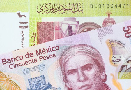 Téléchargez les photos : Une macro image d'un billet de banque rose de cinquante pesos en plastique du Mexique jumelé avec un billet de banque vert de deux livres du Soudan. Plan rapproché dans macro. - en image libre de droit