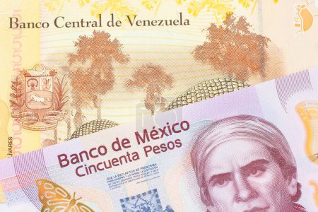 Téléchargez les photos : Une macro image d'un billet de banque rose de cinquante pesos en plastique du Mexique jumelé à un billet de banque jaune coloré de cinq Bolivar du Venezuela. Plan rapproché dans macro. - en image libre de droit