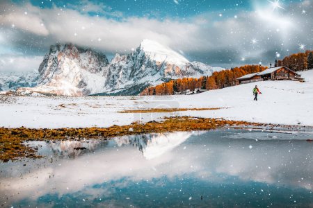 Téléchargez les photos : Paysage enneigé au début de l'hiver dans l'Alpe di Siusi. Dolomites Italie - destination de vacances d'hiver - en image libre de droit