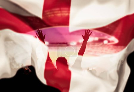 Téléchargez les photos : Partisans de l'Angleterre - double exposition du drapeau de l'Angleterre et les fans de football célébrant la victoire - en image libre de droit