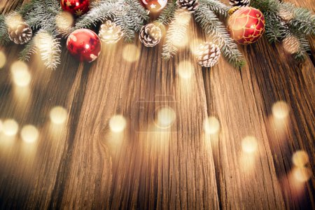 Téléchargez les photos : Décorations de Noël et lumières sur table en bois - en image libre de droit