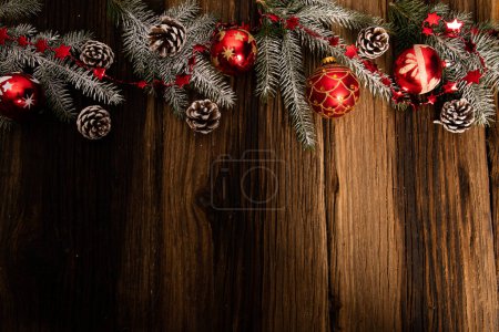 Foto de Decoraciones navideñas y luces en mesa de madera - Imagen libre de derechos