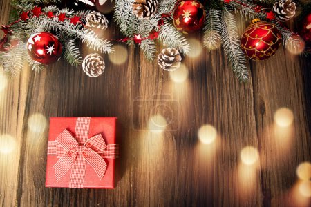 Téléchargez les photos : Décorations de Noël et lumières sur table en bois - en image libre de droit