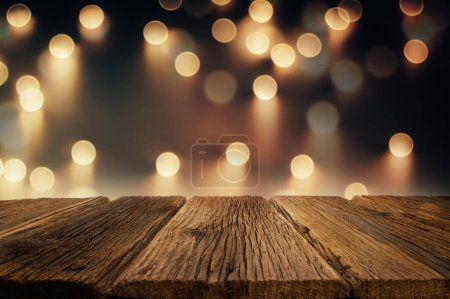Foto de Mesa de madera vacía y luces de Navidad - Imagen libre de derechos