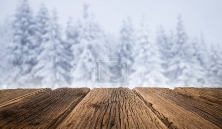 Téléchargez les photos : Bannière de vacances avec table en bois et sapins neigeux - en image libre de droit