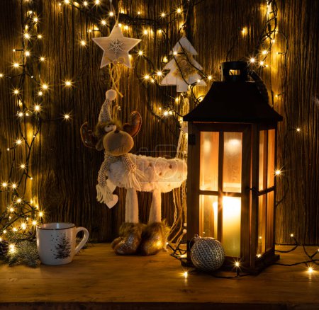 Téléchargez les photos : Lumières et décorations de Noël sur fond en bois - en image libre de droit