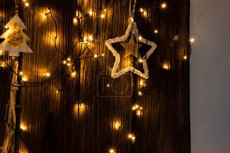 Foto de Luces y decoraciones navideñas sobre fondo de madera - Imagen libre de derechos