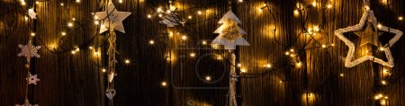 Foto de Luces y decoraciones navideñas sobre fondo de madera - Imagen libre de derechos
