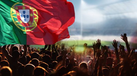 Téléchargez les photos : Supporters de football ou de football et drapeau du Portugal - en image libre de droit