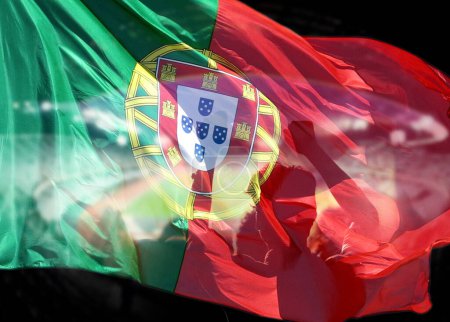 Foto de Aficionados al fútbol o al fútbol y bandera de Portugal - Imagen libre de derechos