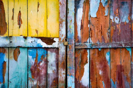 Téléchargez les photos : Fond de porte en bois peint coloré - en image libre de droit