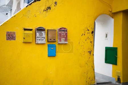 Téléchargez les photos : Boîtes aux lettres sur mur jaune - en image libre de droit
