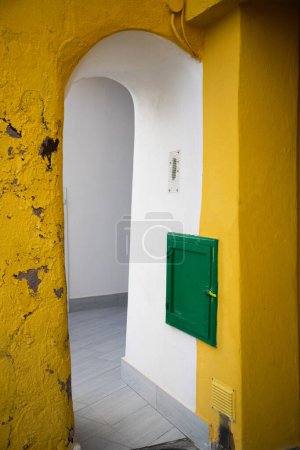 Téléchargez les photos : Boîtes aux lettres sur mur jaune - en image libre de droit