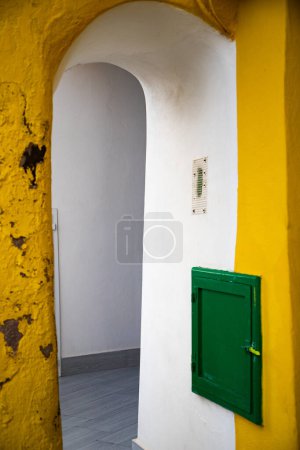 Foto de Cajas de letras en la pared amarilla - Imagen libre de derechos