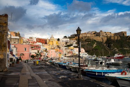 Téléchargez les photos : Belle île italienne procida célèbre pour son port de plaisance coloré, petites rues étroites et de nombreuses plages - en image libre de droit