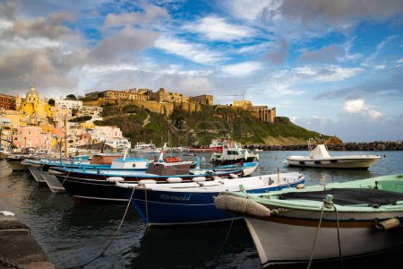 hermosa isla italiana procida famosa por su colorido puerto deportivo, pequeñas calles estrechas y muchas playas