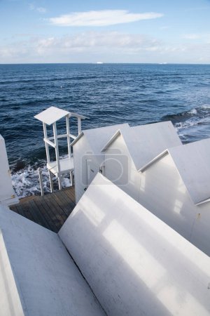 Téléchargez les photos : Cabanes de plage blanches vides à Procida - en image libre de droit