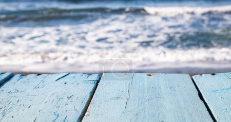 Téléchargez les photos : Table en bois vide et mer en arrière-plan - en image libre de droit