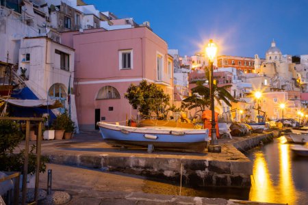 Foto de Hermosa isla italiana procida famosa por su colorido puerto deportivo, pequeñas calles estrechas y muchas playas - Imagen libre de derechos