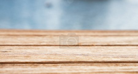 Téléchargez les photos : Table en bois vide et mer en arrière-plan - en image libre de droit