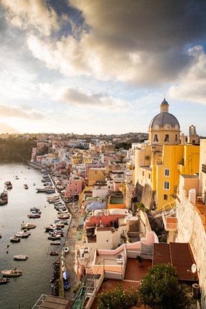 Téléchargez les photos : Belle île italienne procida célèbre pour son port de plaisance coloré, petites rues étroites et de nombreuses plages - en image libre de droit