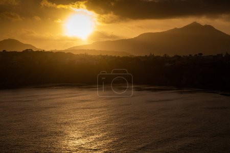 Foto de Hermosa puesta de sol junto al mar - Imagen libre de derechos