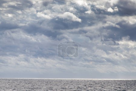 Foto de Paisaje marino con nubes oscuras y luz - Imagen libre de derechos
