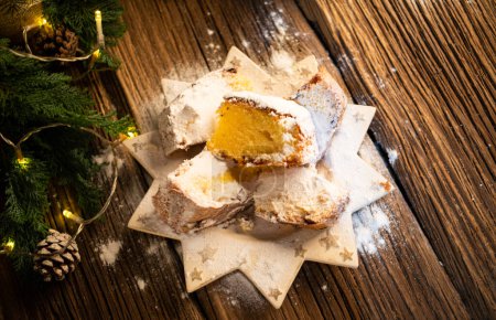 Téléchargez les photos : Biscuits de Noël sur table en bois - en image libre de droit