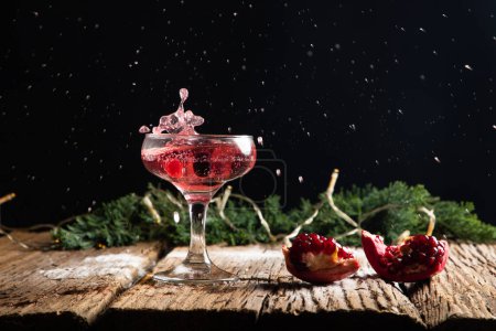 Téléchargez les photos : Cocktail éclaboussant et feux d'artifice pour le Nouvel An - en image libre de droit