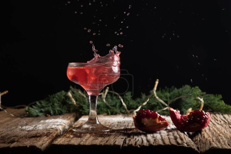 Téléchargez les photos : Cocktail éclaboussant et feux d'artifice pour le Nouvel An - en image libre de droit