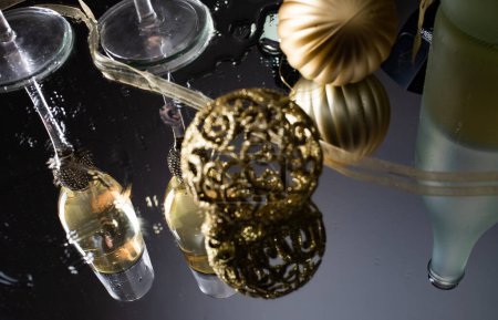 Foto de Dos copas de champán que reflejan en el fondo de cristal Año Nuevo - Imagen libre de derechos