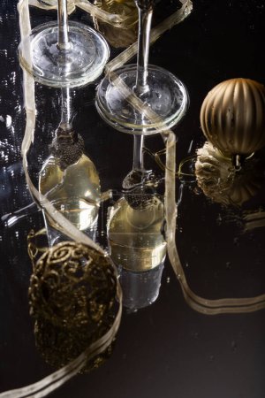 Téléchargez les photos : Deux verres à champagne réfléchissant dans le verre fond du Nouvel An - en image libre de droit