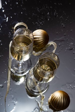 Téléchargez les photos : Deux verres à champagne réfléchissant dans le verre fond du Nouvel An - en image libre de droit