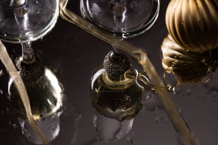 Foto de Dos copas de champán que reflejan en el fondo de cristal Año Nuevo - Imagen libre de derechos