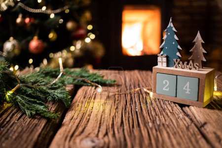 Foto de Decoraciones de Navidad sobre chimenea de fondo de madera - Imagen libre de derechos